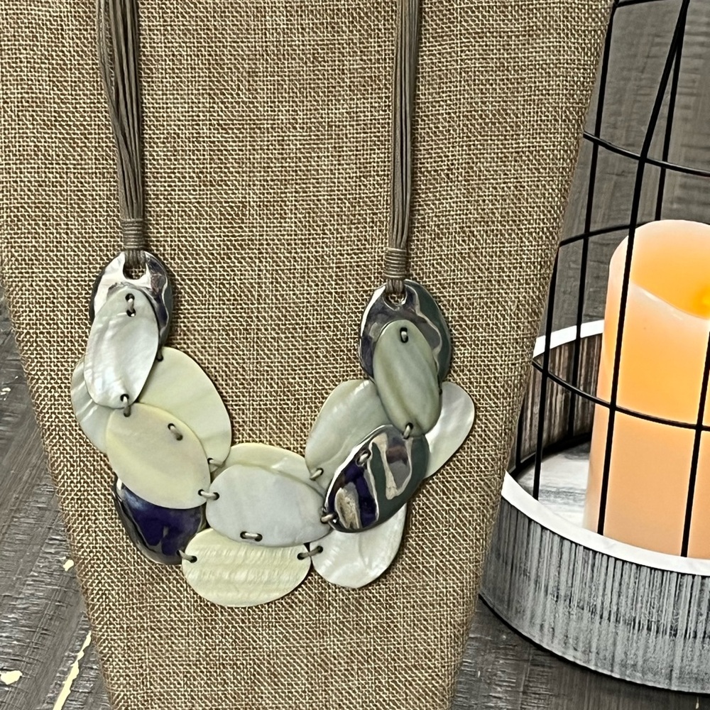 Karma Bella Elegant Oval Shell Necklace w/Silver Accent Ovals. 21.5” end to end.